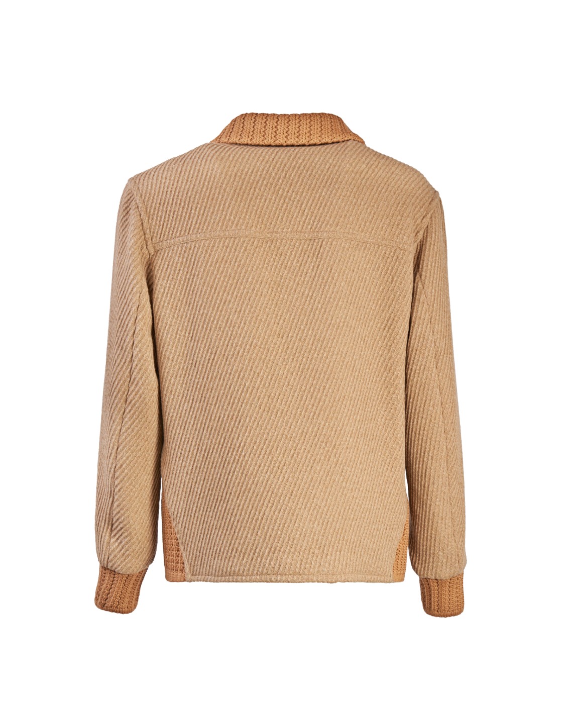 shop ETRO  Giaccone: Etro giubbotto con dettagli in maglia.
Giubbotto in misto lana vergine, caratterizzato da una tramatura diagonale è caratterizzato da colletto e polsini in maglia. 
Fodera decorata da una stampa con micro motivi geometrici cravatteria.
Composizione Esterno: 70% lana vergine, 25% poliammide, 5% altre fibre.
Composizione colletto e polsini: 50% lana, 50% acrilico.
Vestibilità regular.
Colletto in maglia.
Chiusura con bottoni.
Tasche applicate sul petto.
Tasche laterali a pattina.
Tasche interne a filetto.
Fabbricato in Italia.. 1S379 0047-800 number 89904